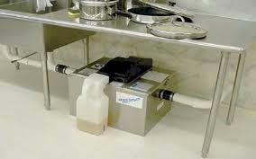 Manutenção e limpeza de separadores de gordura para cozinhas industriais.